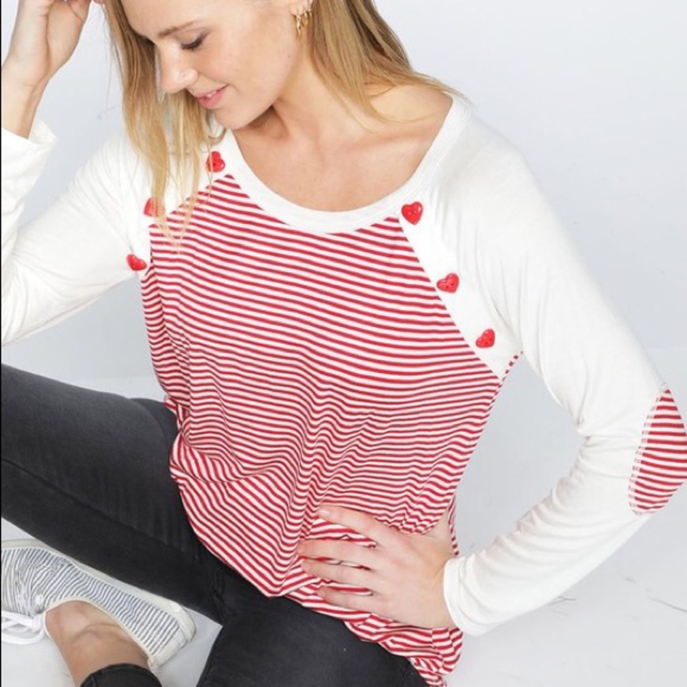 Cute as a Button Top in black - Picture 2 of 8